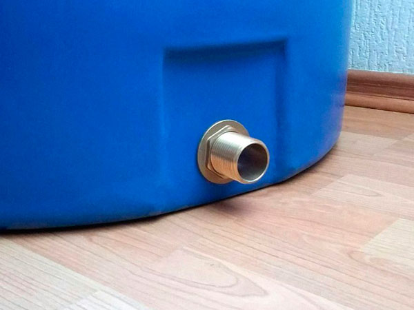 Бочка 10 кубов с резьбовым патрубком
